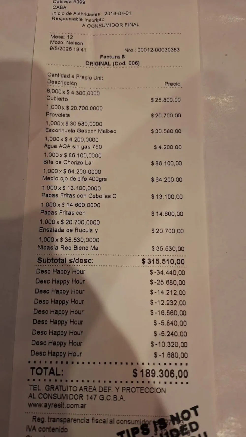 Un ticket de factura de restaurante impreso en papel térmico con consumos y descuentos detallados.