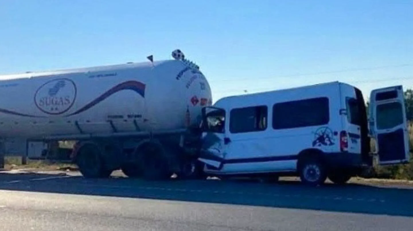 Un utilitario blanco chocado contra la parte trasera de un camión cisterna en una ruta.