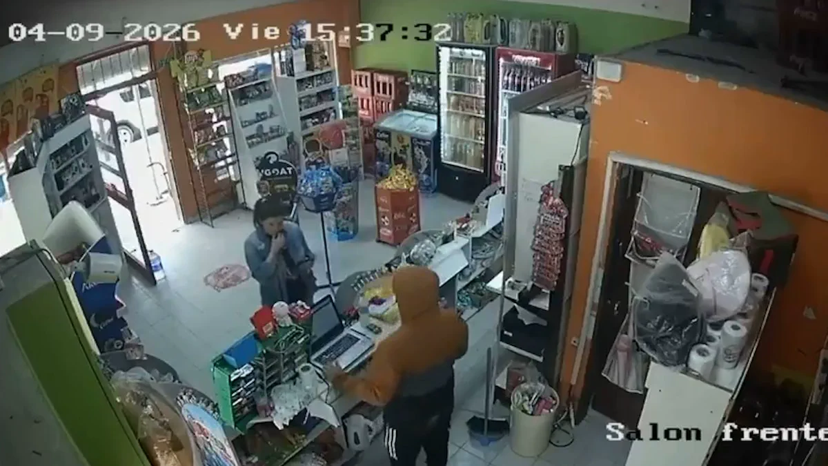 Entró a robar un kiosco, encerró a la empleada y se puso a atender el negocio