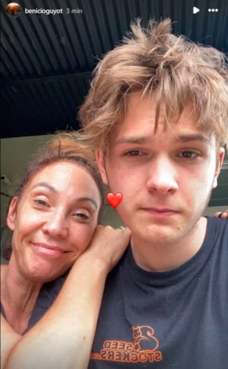 Ernestina Pais y su hijo Benicio Guyot posan juntos mirando a la camara con un emoji de corazon en el medio.