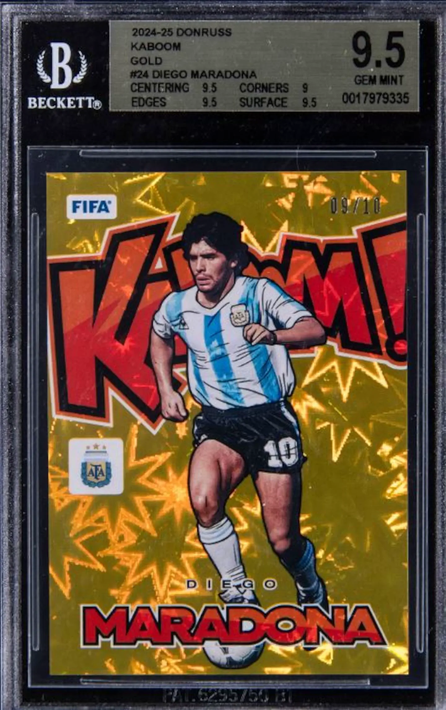 Una figurita coleccionable de Diego Maradona con la camiseta de la selecci\u00f3n argentina dentro de un estuche