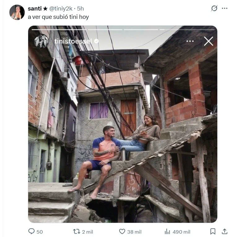 Un posteo de redes con un fotomontaje de Rodrigo De Paul y Tini Stoessel tomando mate en una escalera de una villa.