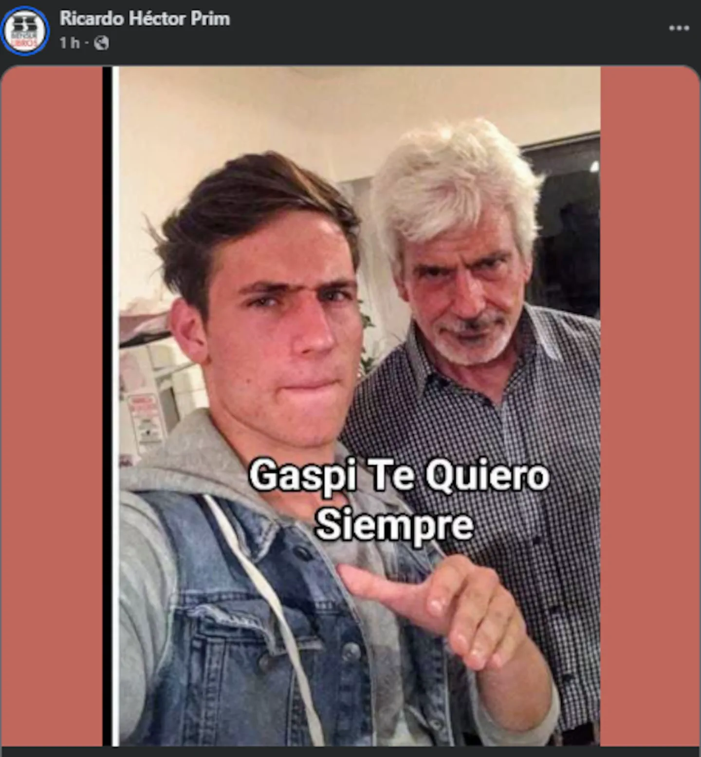 El youtuber Gaspi posa en una selfie junto a un hombre mayor de pelo canoso en una habitacion.