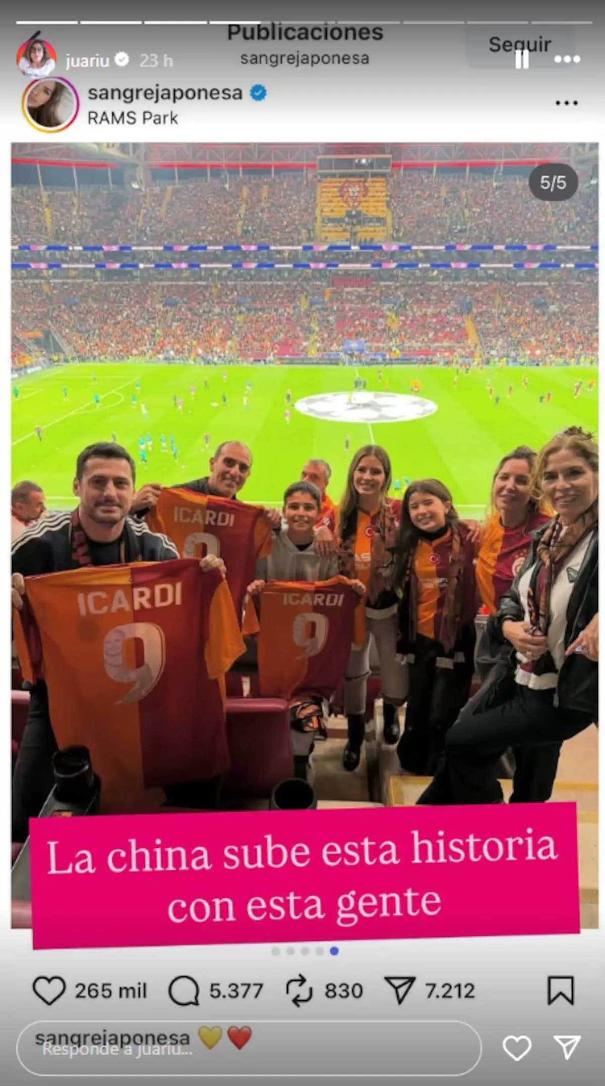 Un grupo de personas posa en la tribuna de una cancha de fútbol mostrando camisetas que dicen Icardi.