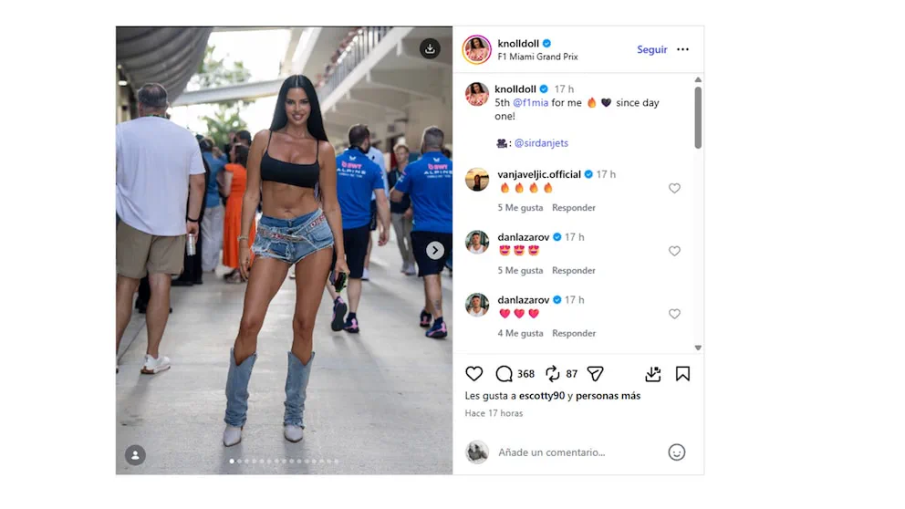 Ivana Knöll posa en un evento al aire libre vestida con top negro, shorts de jean y botas.