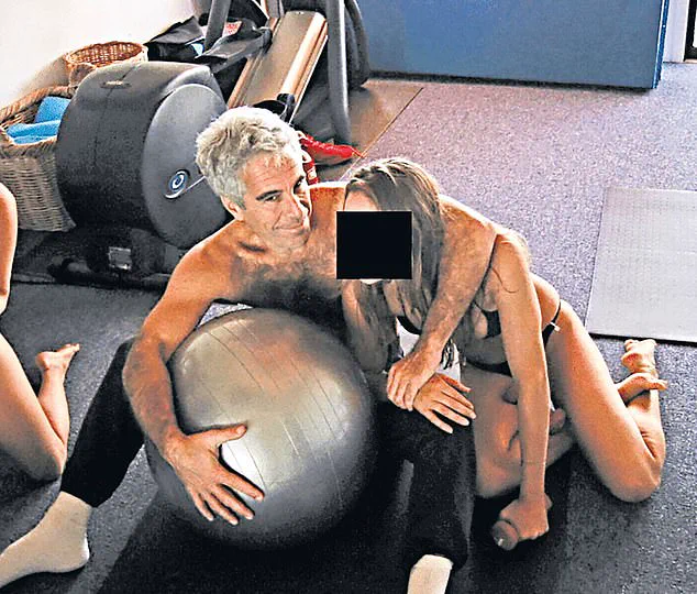 Jeffrey Epstein sostiene una pelota de ejercicio en el piso junto a una mujer con el rostro cubierto.