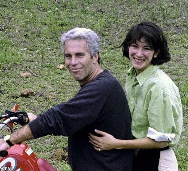 Jeffrey Epstein y Ghislaine Maxwell posan abrazados arriba de un cuatriciclo en un terreno con pasto.