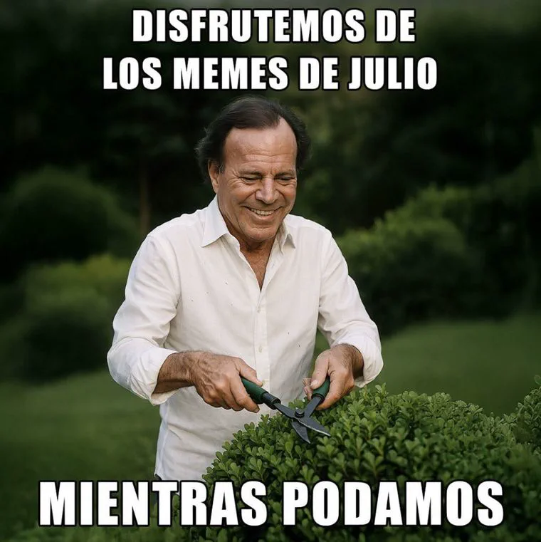 Julio Iglesias sonriente con camisa blanca podando un arbusto con una tijera de jardineria al aire libre.