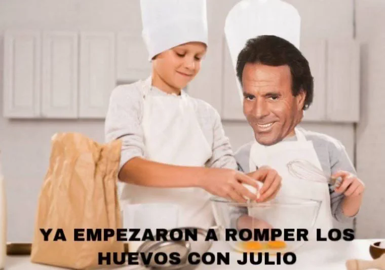 Meme con la cara de Julio Iglesias en el cuerpo de un cocinero batiendo huevos junto a un nene en una cocina.