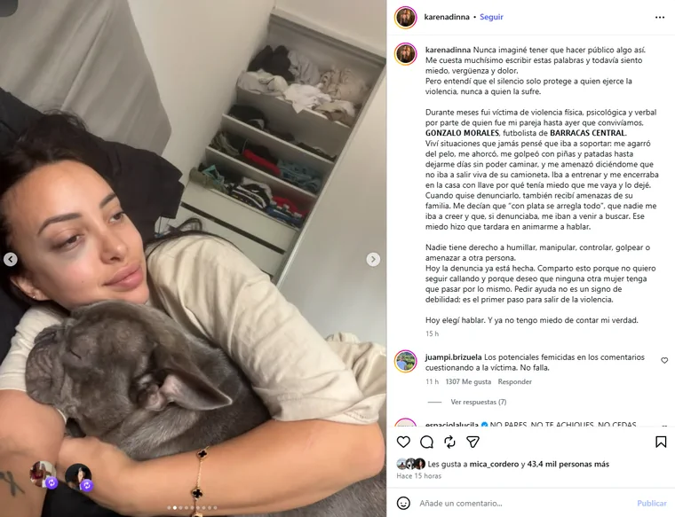 Una mujer recostada abraza a un bulldog francés en una captura de una publicación de Instagram.