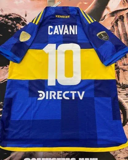 Camiseta de fútbol de Boca Juniors con el dorsal número diez y el apellido Cavani.
