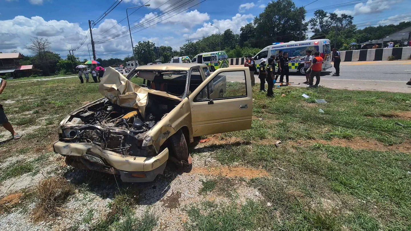 Camioneta dorada chocada con el capot destrozado en la banquina junto a una ambulancia.