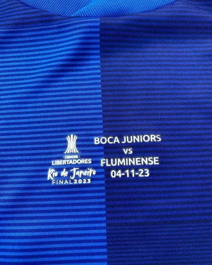 Primer plano de una camiseta de Boca Juniors con la inscripción conmemorativa de la final de la Copa Libertadores 2023.