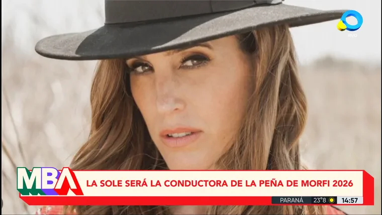 La cantante Soledad Pastorutti con sombrero negro en un plano televisivo con un zócalo de noticias abajo.