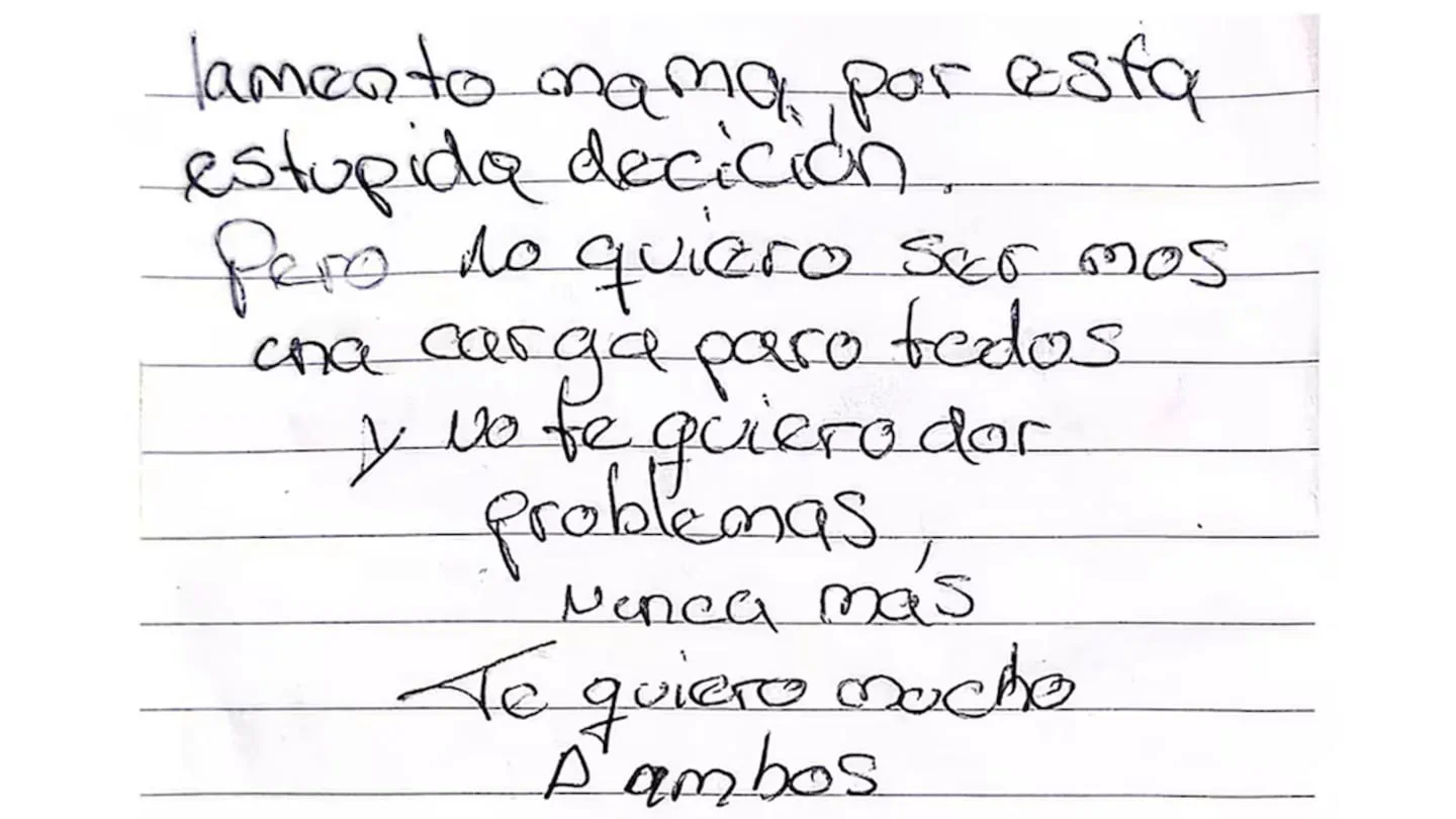 Nota manuscrita con tinta negra sobre una hoja de papel rayado.