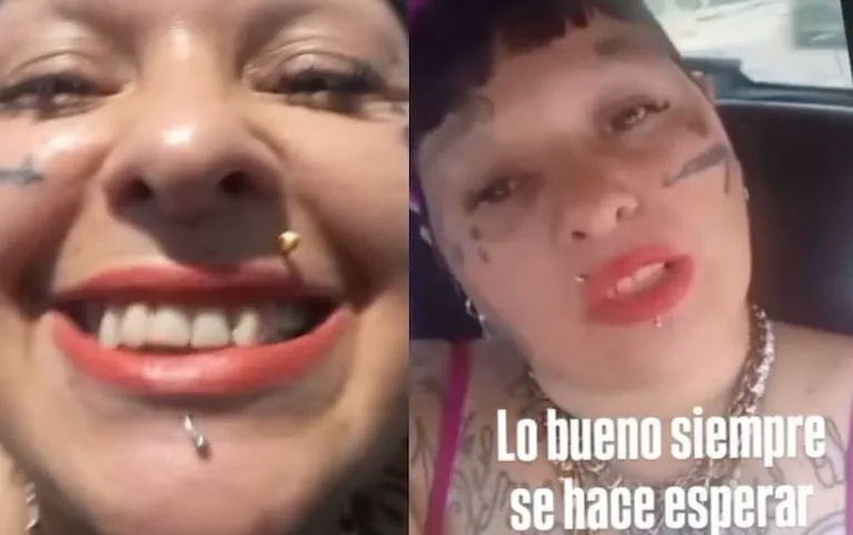 Una mujer con tatuajes en la cara, piercings y cadenas al cuello sonríe en un primer plano dividido.