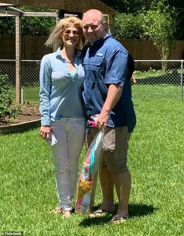 Una pareja posa parada y sonriente en el pasto, con el hombre sosteniendo una bolsa de plastico.