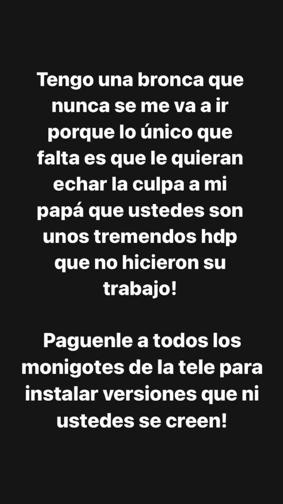 Texto en blanco sobre fondo negro con reclamos e insultos dirigidos a terceros por cuestiones laborales.