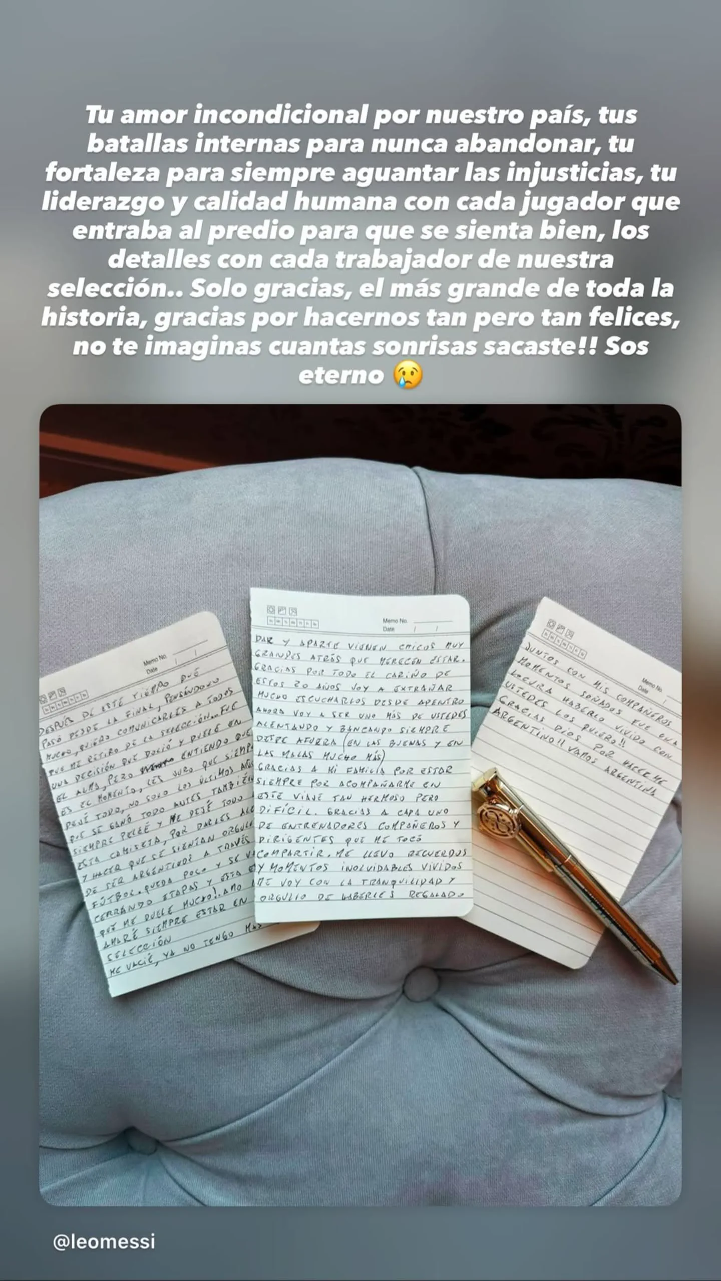 Captura de una historia con un texto de agradecimiento sobre tres hojas escritas a mano y una lapicera.