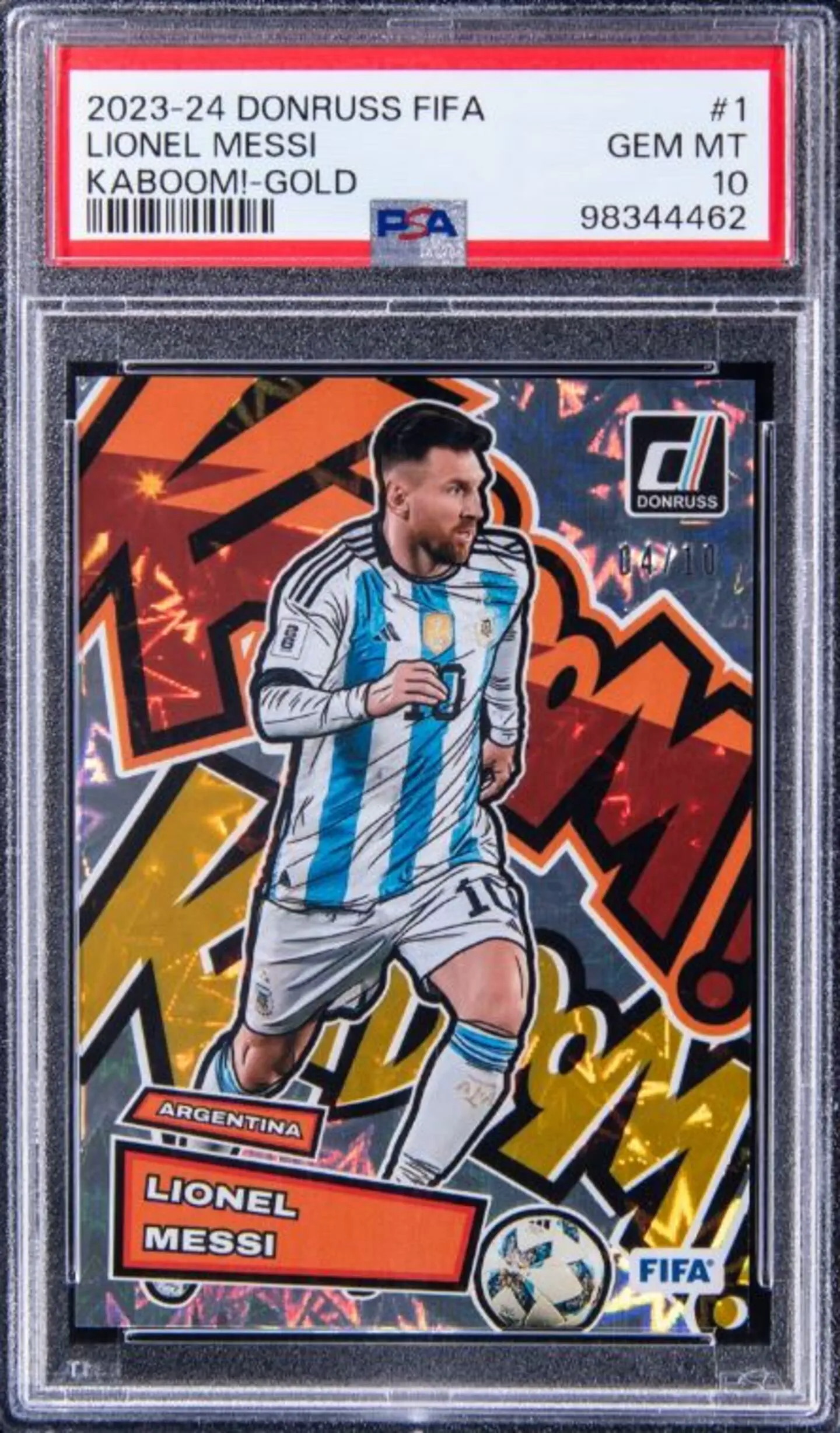 Una figurita coleccionable de Lionel Messi con la camiseta de la seleccion argentina dentro de una funda plastica.