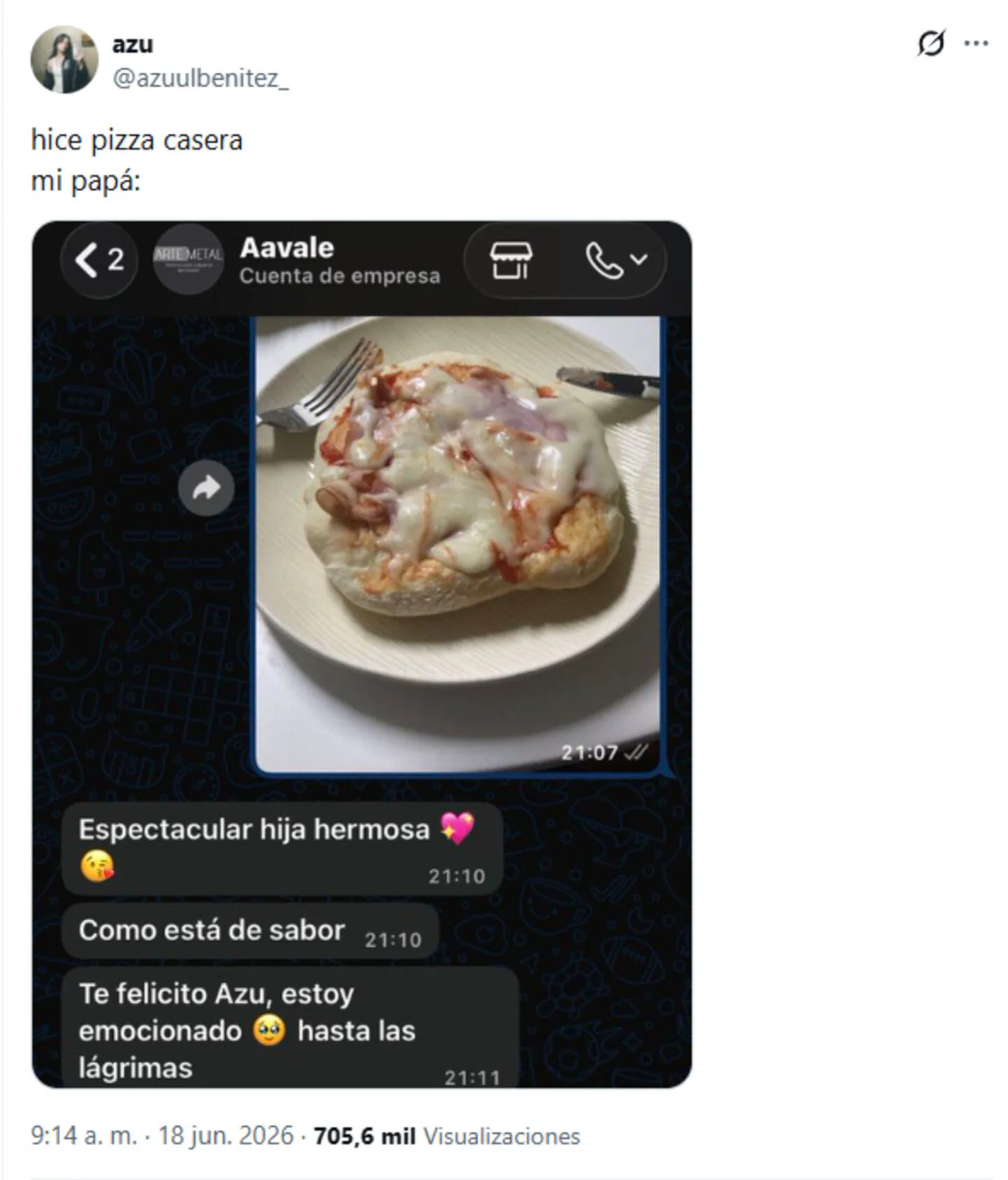Una captura de pantalla de un chat con la foto de una pizza casera servida en un plato.
