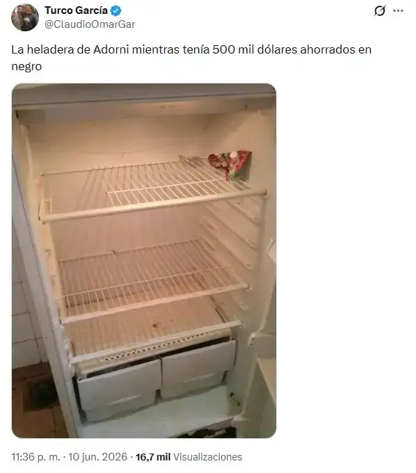 Captura de pantalla de un tuit que muestra una heladera blanca casi vacía con estantes enrejados.