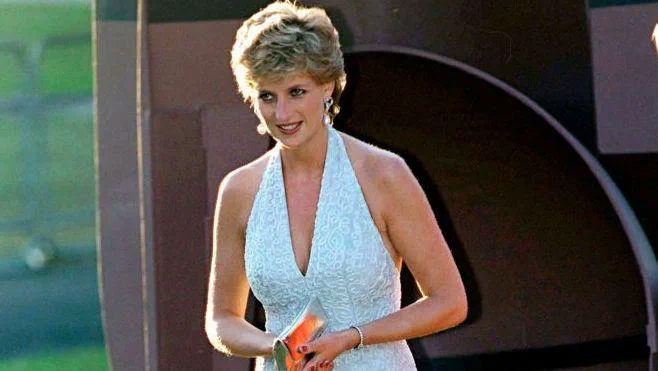 La historia del vestido de la "venganza" que usó Diana de Gales tras la confesión de adulterio de Carlos III