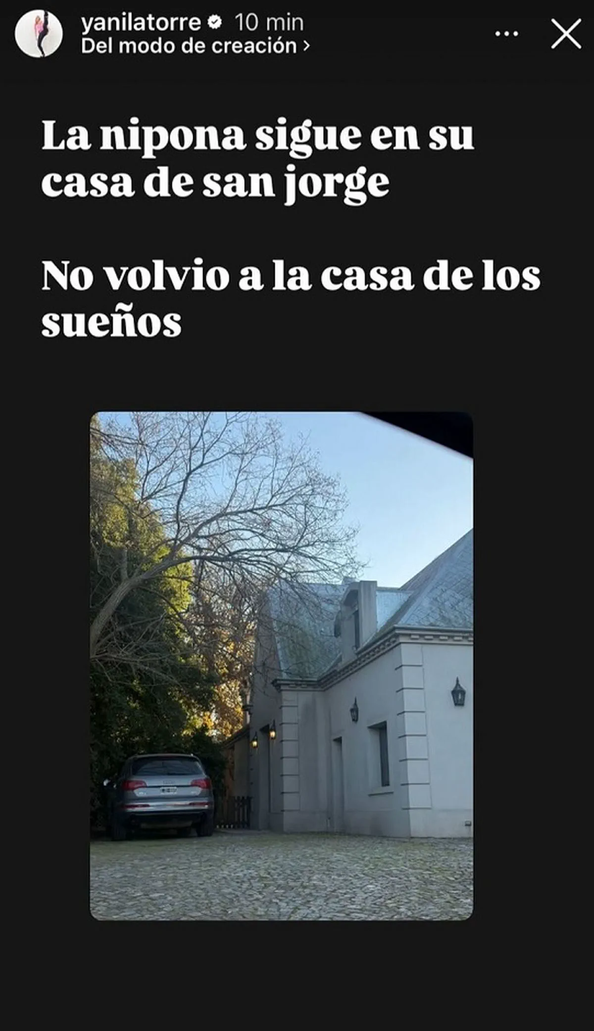 Captura de una historia de Instagram con texto sobre una casa y una camioneta estacionada frente a la entrada.