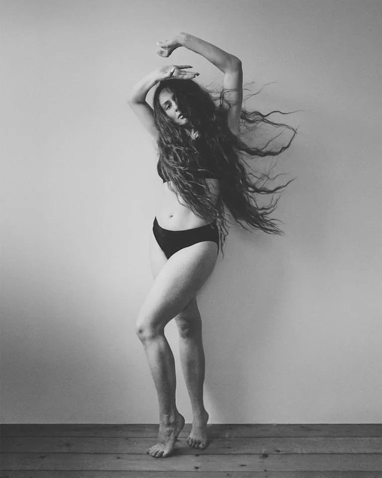 La impactante producción de fotos de Sarah Borrell, la moza a la que Luciano Castro le dijo “hola, guapa”