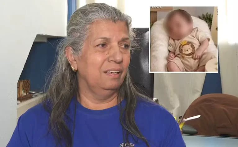 Una mujer habla en primer plano mientras en un recuadro aparece un bebé acostado.