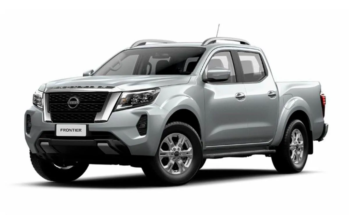 Una camioneta Nissan Frontier plateada de doble cabina esta estacionada sobre fondo blanco.