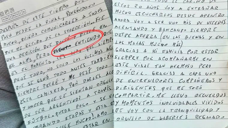Hojas de cuaderno con un texto manuscrito que tiene una palabra tachada y corregida en rojo.