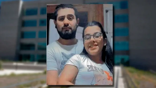 Una pareja sonríe abrazada en un retrato superpuesto sobre un fondo exterior desenfocado.
