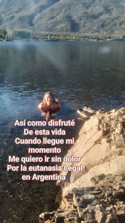 Una mujer nada en un lago de aguas calmas con un texto superpuesto en la parte inferior.