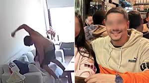 Un hombre ataca a otro sobre un sillon al lado de la foto de un joven con buzo de capucha sonriendo en un bar.