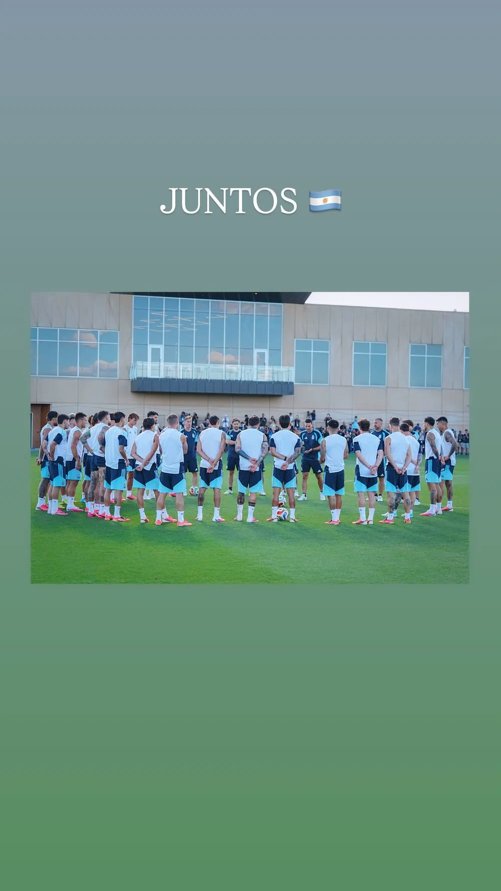 Los jugadores de la selección argentina forman una ronda en la cancha durante una práctica de fútbol.