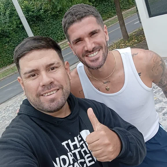 Un repartidor se saca una selfie haciendo el pulgar hacia arriba junto al futbolista Rodrigo De Paul.
