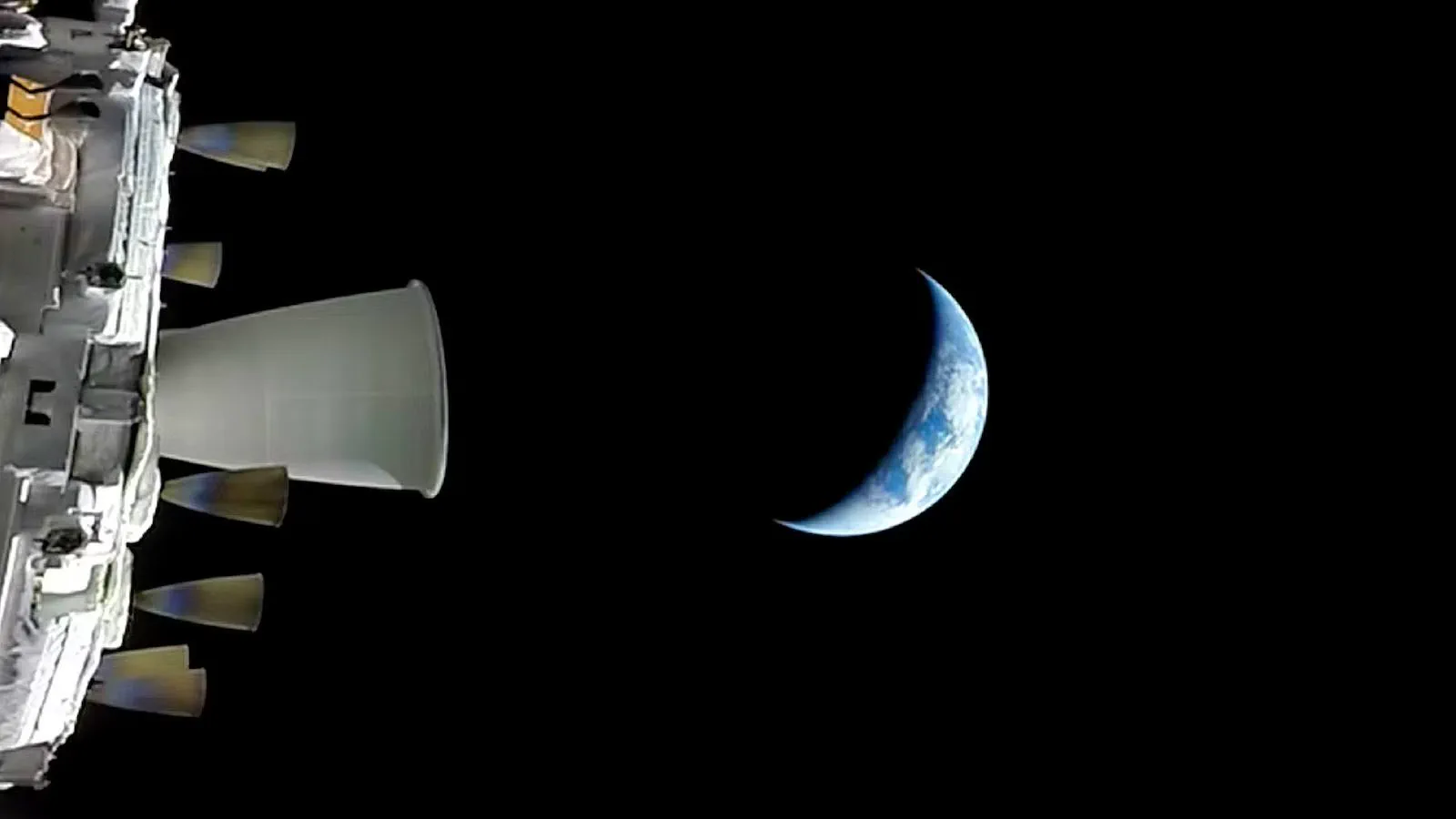 Parte de una nave espacial en el espacio frente a la Tierra en fase creciente.