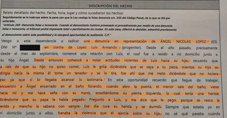 Fragmento de una denuncia policial impresa con varias oraciones resaltadas en color naranja.