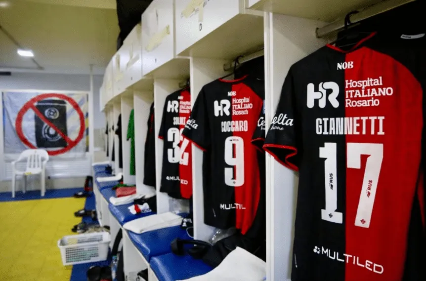 Las chicanas de Newells en el Gigante de Arroyito: parlante en el vestuario y micro con banderas