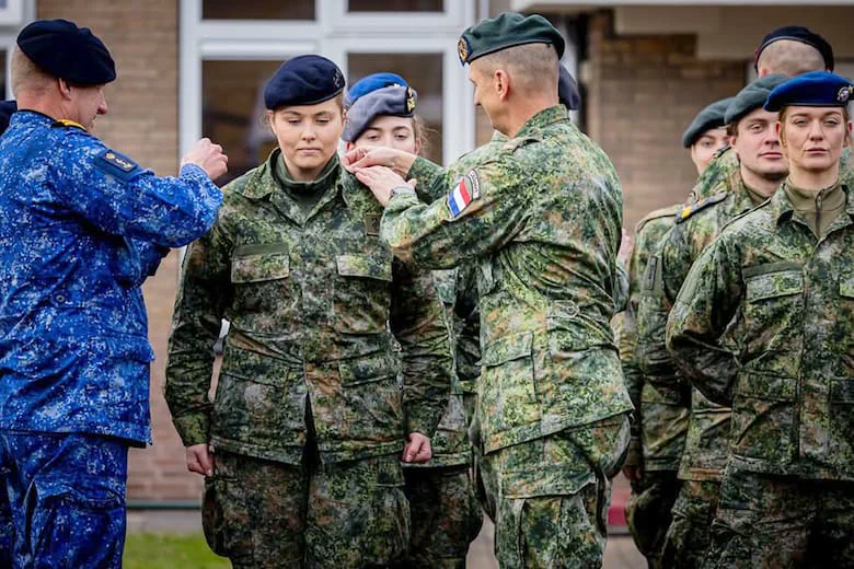 Las fotos de la princesa Amalia en pleno entrenamiento militar y la emoción de su madre, la reina Máxima