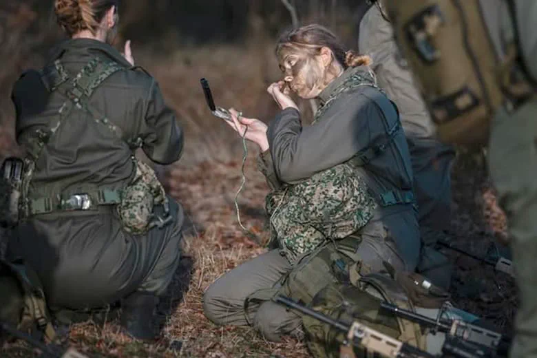 Las fotos de la princesa Amalia en pleno entrenamiento militar y la emoción de su madre, la reina Máxima
