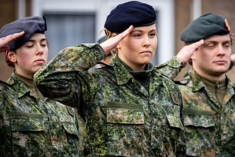 Las fotos de la princesa Amalia en pleno entrenamiento militar y la emoción de su madre, la reina Máxima