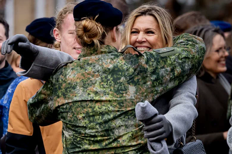 Las fotos de la princesa Amalia en pleno entrenamiento militar y la emoción de su madre, la reina Máxima