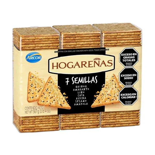 Un paquete de galletitas de agua Hogareñas 7 semillas de la marca Arcor con octógonos negros nutricionales.