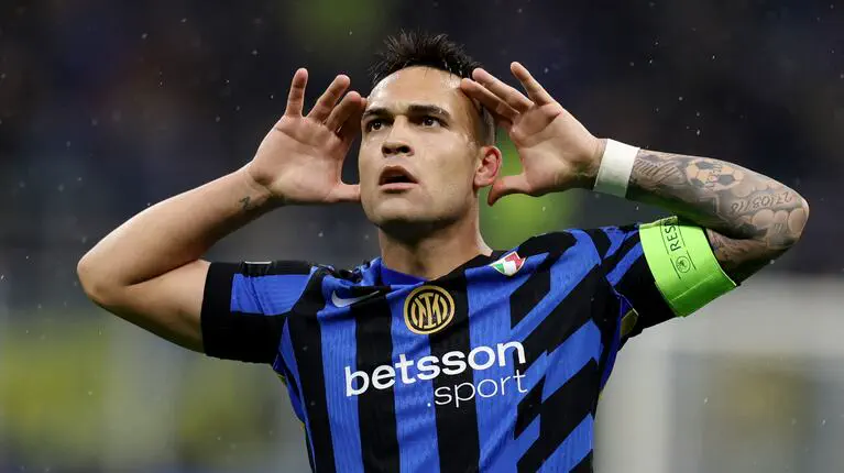 Lautaro Martínez con la camiseta del Inter festeja levantando las manos abiertas cerca de las orejas.