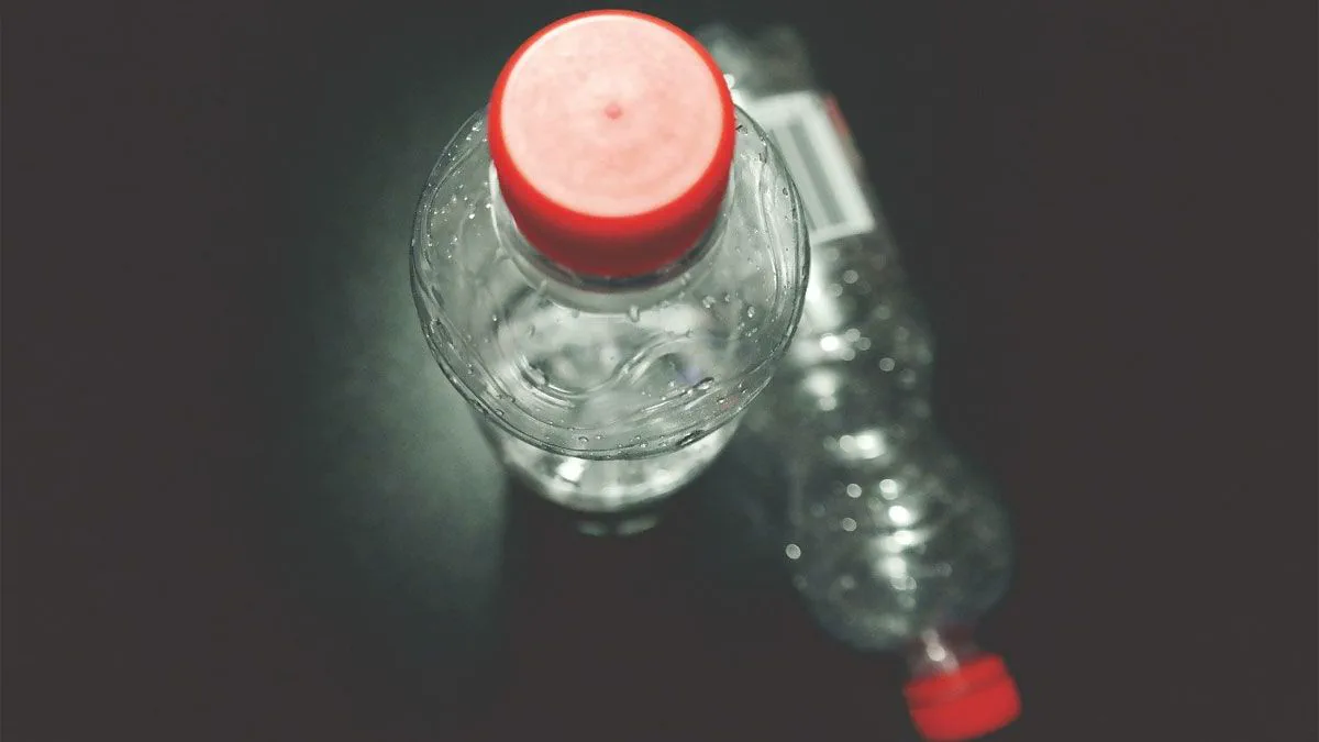 Le dijo a su esposa que tenía dolor de panza, pero los médicos descubrieron una botella en su recto