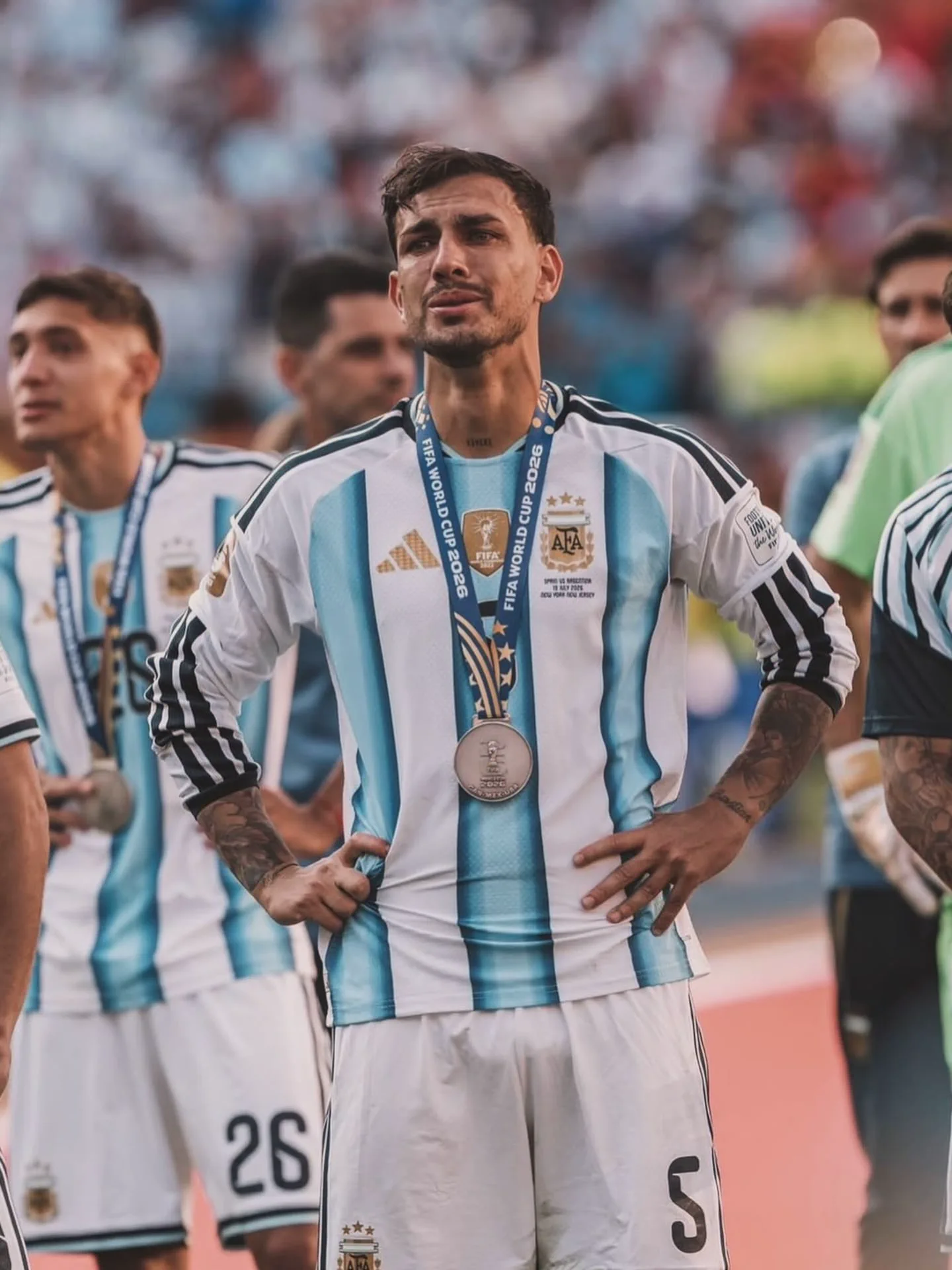 Leandro Paredes con la camiseta de la selección argentina y una medalla en el pecho mira hacia arriba.