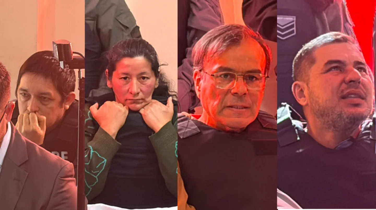 Cuatro personas imputadas con chaleco antibalas o custodia policial aparecen retratadas en una audiencia judicial.