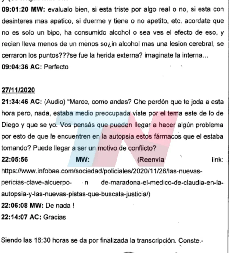 Documento impreso con la transcripción de mensajes de chat fechados en noviembre de 2020.